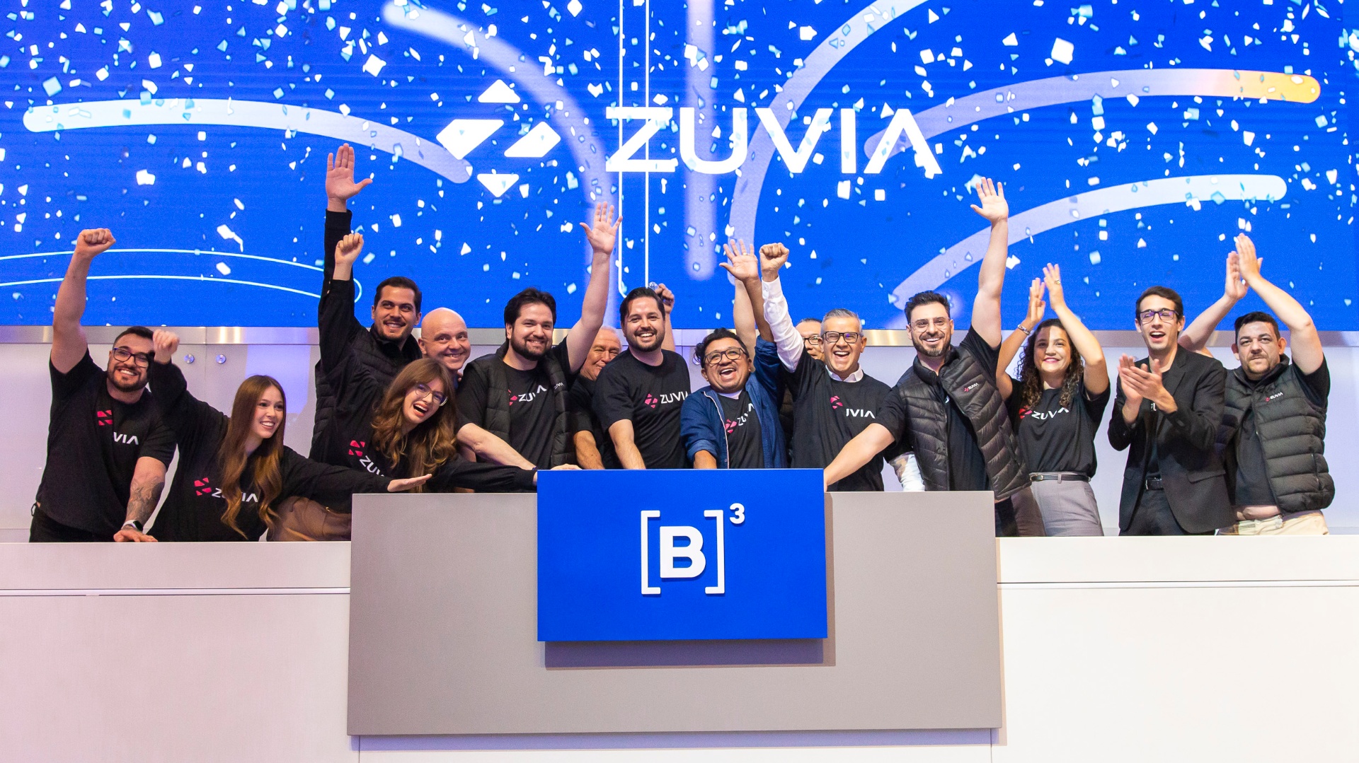 Time da Zuvia Ventures no palco da B3 celebrando o toque da campainha em cerimônia oficial